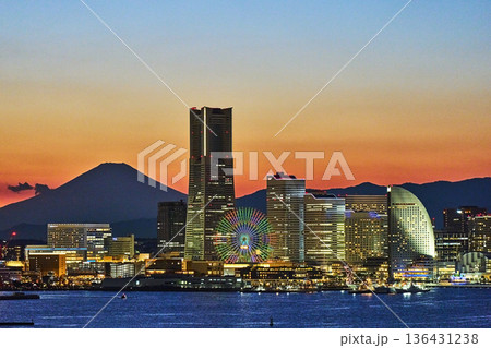 横浜みなとみらい地区と富士山の夕景 136431238