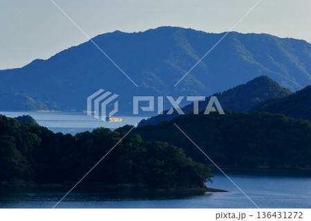 夕暮れ時の穏やかな瀬戸内海をゆっくり進む客船 夕暮れ時の穏やかな瀬戸内海をゆっくり進む客船 136431272
