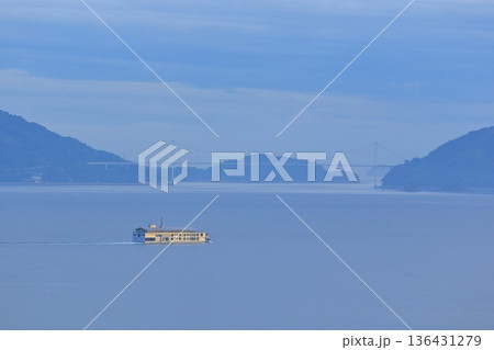夕暮れ時の瀬戸内海を ゆっくり進む豪華客船 夕暮れ時の瀬戸内海を ゆっくり進む豪華客船 136431279