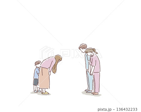 看護師、介護士に頭を下げる女性 136432233