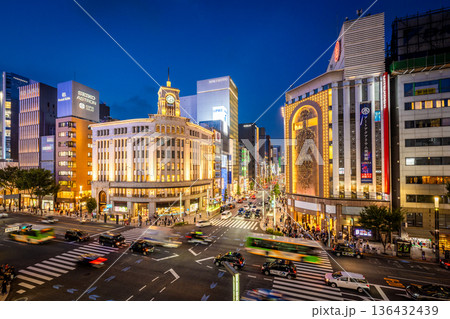 東京 銀座四丁目交差点の夜景 136432439
