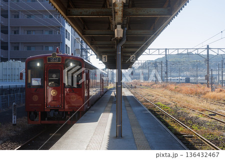 直方駅で乗客を待つ平成筑豊鉄道「ことこと列車」 直方駅で乗客を待つ平成筑豊鉄道「ことこと列車」 136432467