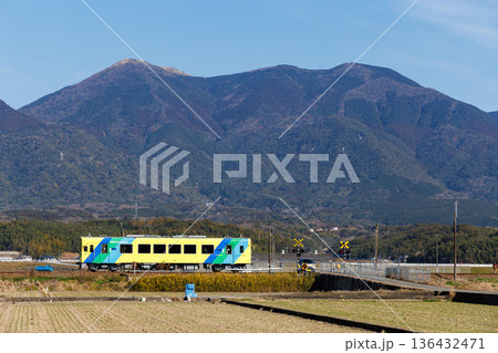 福智山をバックに走る平成筑豊鉄道400型「菜の花号」 136432471