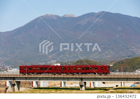 福智山をバックに走る平成筑豊鉄道「ことこと列車」 福智山をバックに走る平成筑豊鉄道「ことこと列車」 136432472