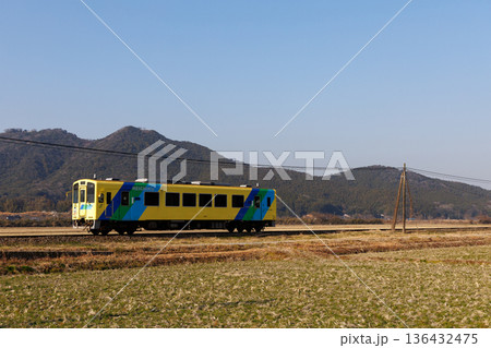 馬ヶ岳をバックに走る平成筑豊鉄道400型「菜の花号」 馬ヶ岳をバックに走る平成筑豊鉄道400型「菜の花号」 136432475
