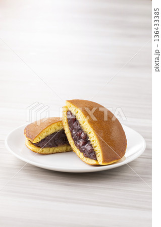 どら焼き どら焼き 136433385