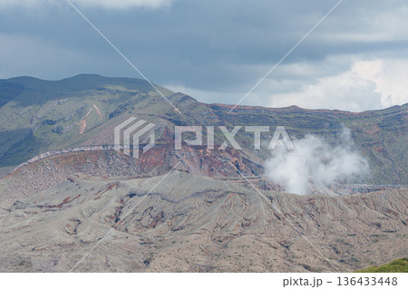 噴煙を上げる阿蘇山の火口 136433448