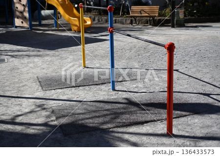 公園のカラフルな鉄棒 公園のカラフルな鉄棒 136433573