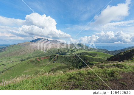 阿蘇山の草原に浮かぶ雲 136433626