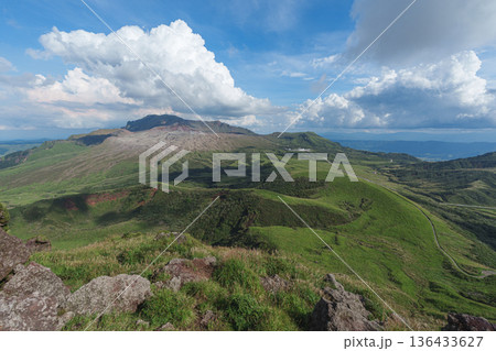 雲湧く夏の阿蘇山 雲湧く夏の阿蘇山 136433627