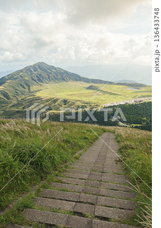 阿蘇山の草千里に続く階段 136433748