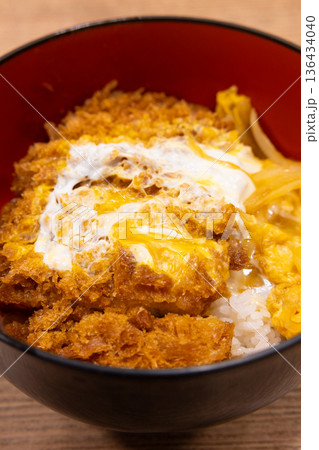 美味しい蕎麦屋のロースかつ丼 136434040