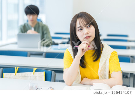 教室で授業を受ける大学生 教室で授業を受ける大学生 136434107