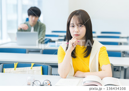 教室で授業を受ける大学生 教室で授業を受ける大学生 136434108