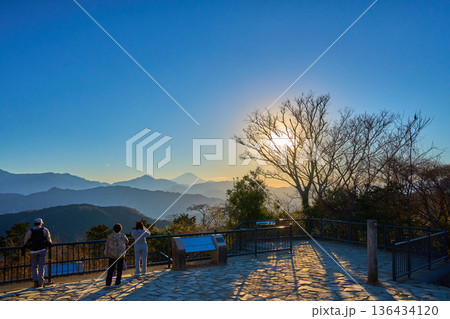 東京都八王子市の高尾山頂(大見晴園地)からの夕景(富士山,山並み,夕陽,観光客など） 136434120