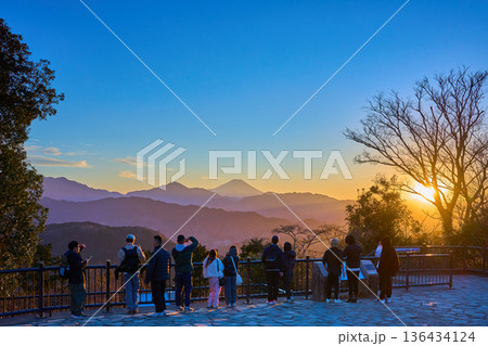 東京都八王子市の高尾山頂(大見晴園地)からの夕景(富士山,山並み,夕陽,観光客など） 136434124