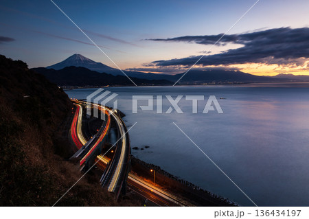 薩埵峠から見る夜明けの東名高速道路と富士山 136434197