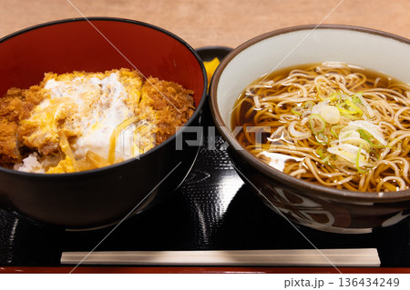 美味しいロースかつ丼とかけ蕎麦のセット 美味しいロースかつ丼とかけ蕎麦のセット 136434249