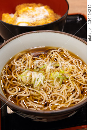 美味しいロースかつ丼とかけ蕎麦のセット 136434250