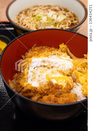 美味しいロースかつ丼とかけ蕎麦のセット 136434251
