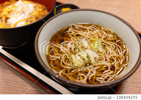 美味しいロースかつ丼とかけ蕎麦のセット 136434255