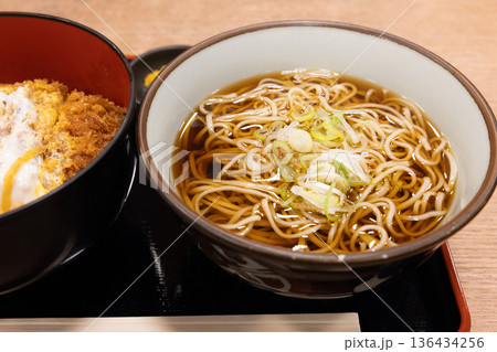 美味しいロースかつ丼とかけ蕎麦のセット 美味しいロースかつ丼とかけ蕎麦のセット 136434256