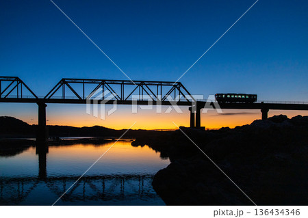 夜明けの鉄橋を走るローカル線 136434346