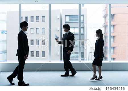 働くビジネスパーソン 136434416