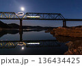月夜の鉄橋を走るローカル線 136434425