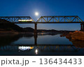 月夜の鉄橋を走るローカル線 136434433