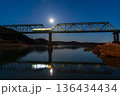 月夜の鉄橋を走るローカル線 136434434