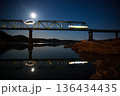 月夜の鉄橋を走るローカル線 136434435