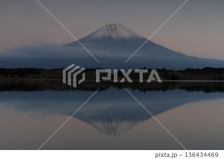 精進湖に映る夕暮れの富士山 精進湖に映る夕暮れの富士山 136434469