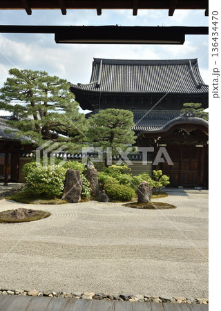建仁寺 方丈から眺める大雄苑と法堂(京都市東山区) 建仁寺 方丈から眺める大雄苑と法堂(京都市東山区) 136434470