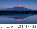 精進湖に映る夕暮れの富士山 136434482