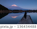 田貫湖に映る夕暮れの富士山 136434488