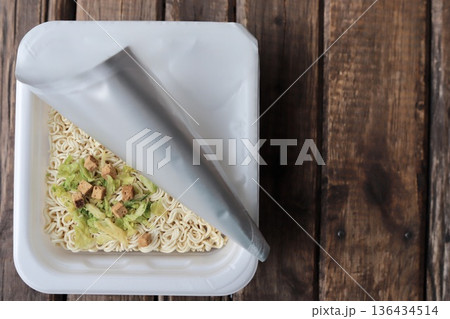 お湯を入れる前のカップ焼きそば　カップ麺 136434514