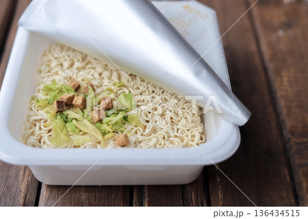 お湯を入れる前のカップ焼きそば カップ麺 お湯を入れる前のカップ焼きそば カップ麺 136434515