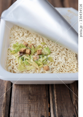 お湯を入れる前のカップ焼きそば カップ麺 お湯を入れる前のカップ焼きそば カップ麺 136434516