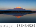 田貫湖に映る夕暮れの富士山 136434525