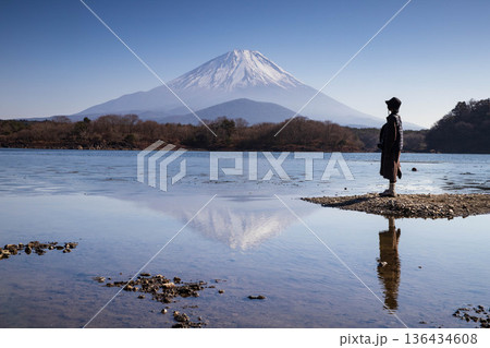 精進湖から望む冬の富士山 136434608