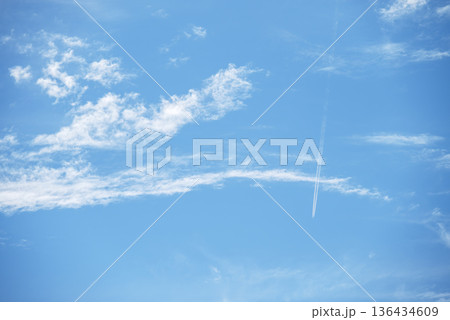 初夏の空 夏 飛行機雲 飛行機 青空 空 晴れ 5月 【神奈川県】 136434609