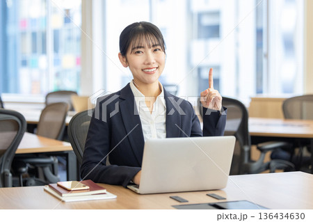 オフィスで働く女性 オフィスで働く女性 136434630