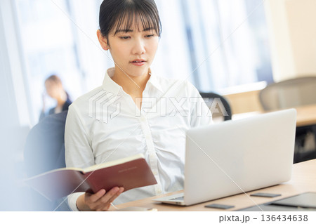働く女性 働く女性 136434638