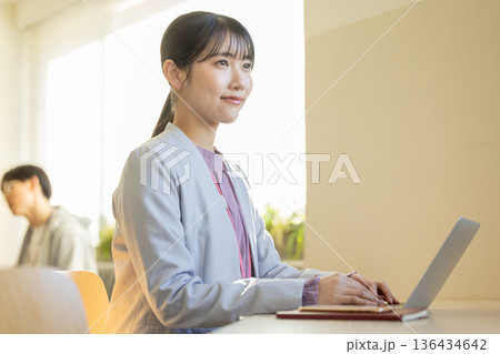 パソコンに向かうビジネスウーマン 136434642