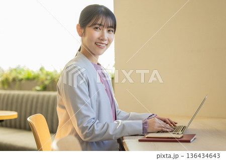 パソコンに向かうビジネスウーマン 136434643