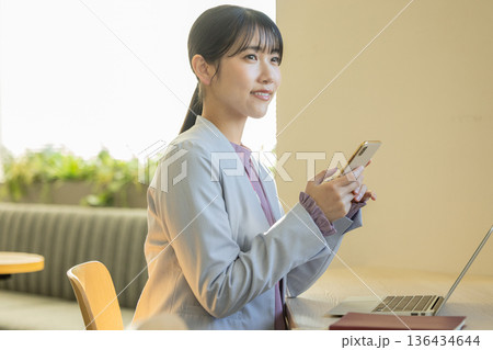 スマホを見るビジネスウーマン スマホを見るビジネスウーマン 136434644