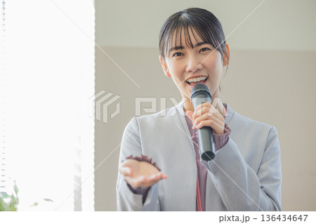 マイクを持って話す若い女性 マイクを持って話す若い女性 136434647