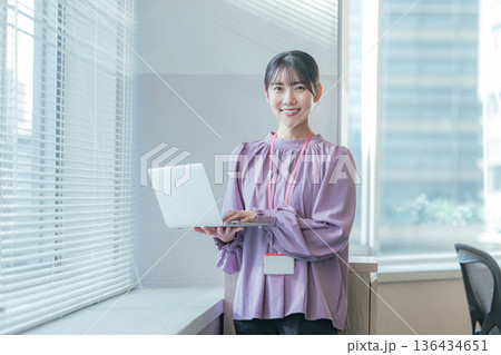 ノートパソコンを持つビジネスウーマン 136434651