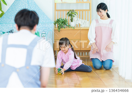 保育園で遊ぶ子供と保育士さん 保育園で遊ぶ子供と保育士さん 136434666